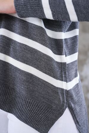 Kadın V Yaka Cizgili yanı yırtmaclı önu kısa arkası uzun triko Kazak -Gri